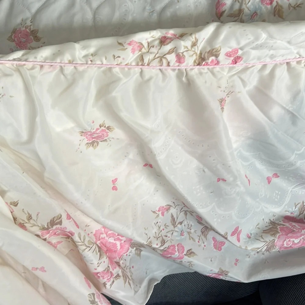 Set: 2 standard pillow cases & 1 comforter: white, pink flowers and butterflies